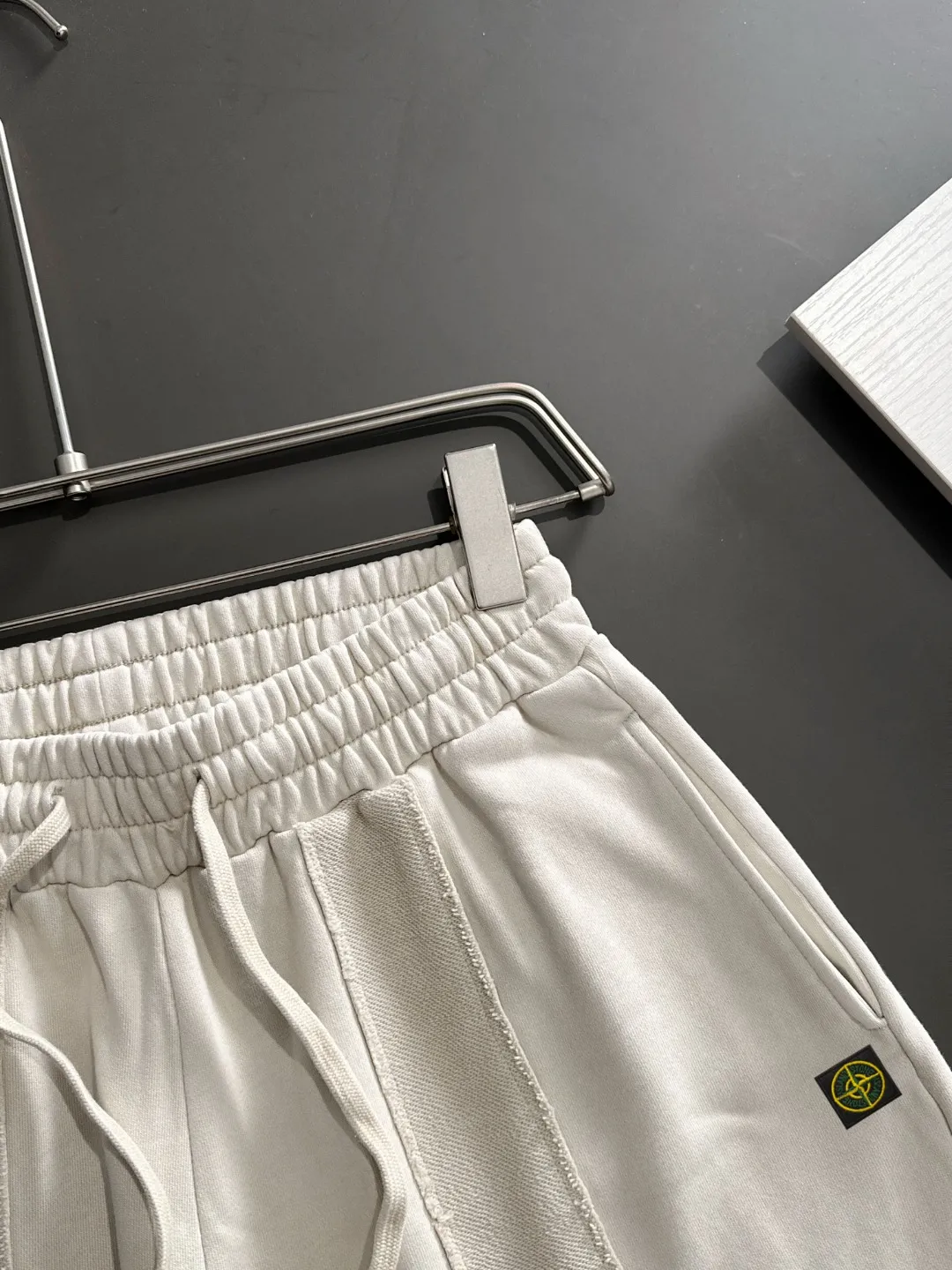 🅿️330 shipped next day, high-end goods, Stone Island 2025 spring and summer new elastic band casual heavy-duty washed loose shorts, made by imported machines from Italy, 1:1COPY with eyes closed. The hem of the trousers is hemmed with two needles, the stitching is fine and firm, and the custom-made fabrics are highly breathable and comfortable, with impeccable details. The brand element design concept reflects high quality. It feels delicate and soft! It presents a casual cut and the upper body shape is great! Size: S-XXL